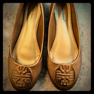 Pierre Dumas gold flats sz 7.5 euc